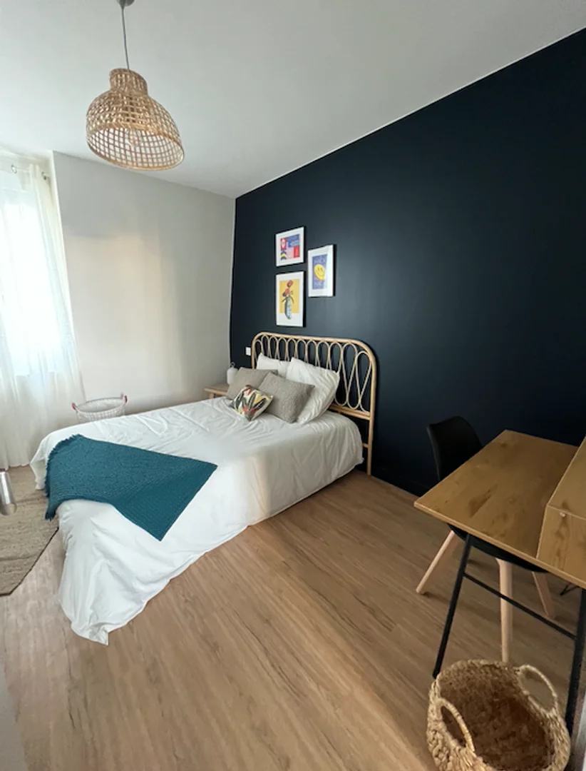 Bezahlbares Zimmer für Studenten mit ausreichender Beleuchtung in 