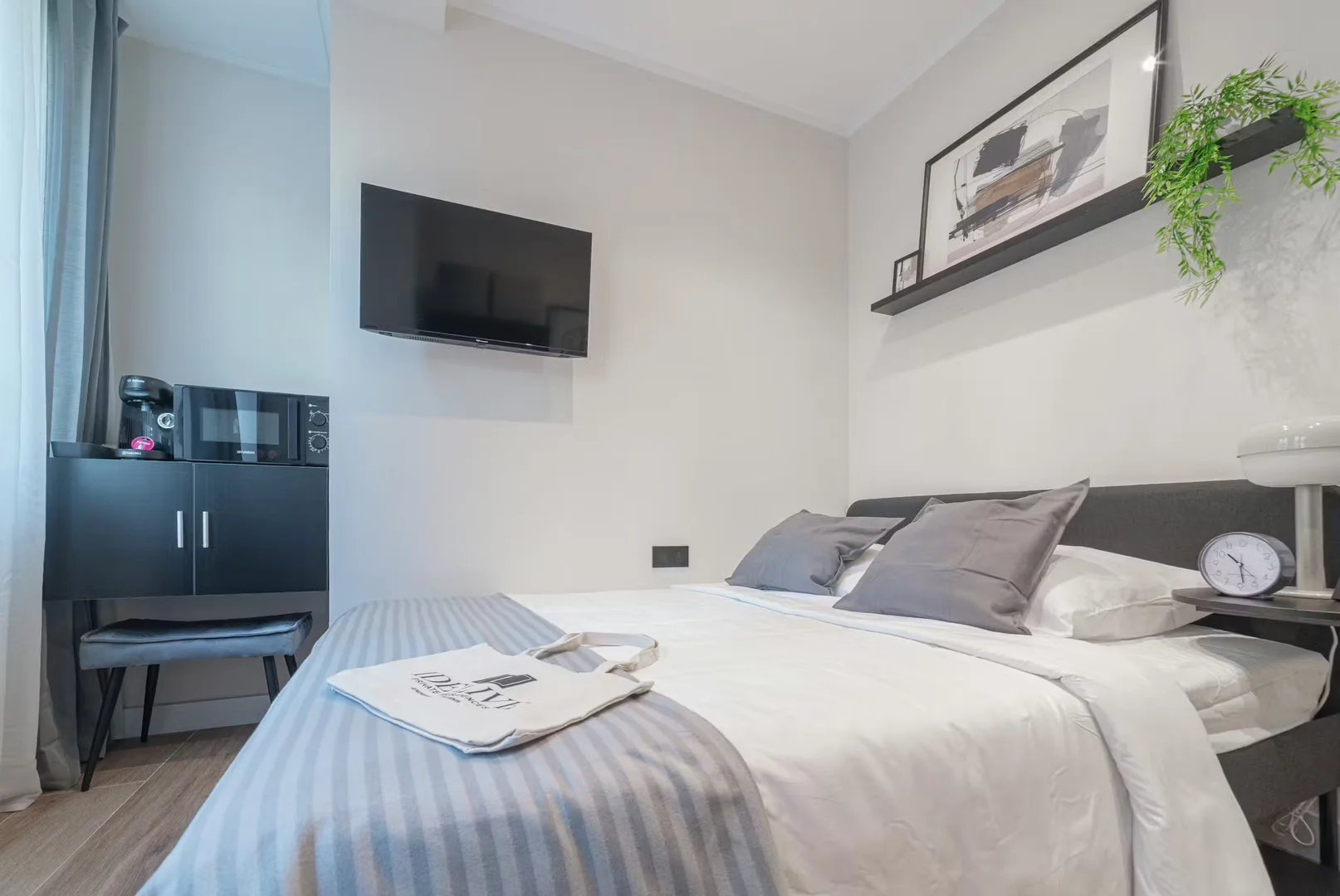 Bright and airy student room with easy university access in 