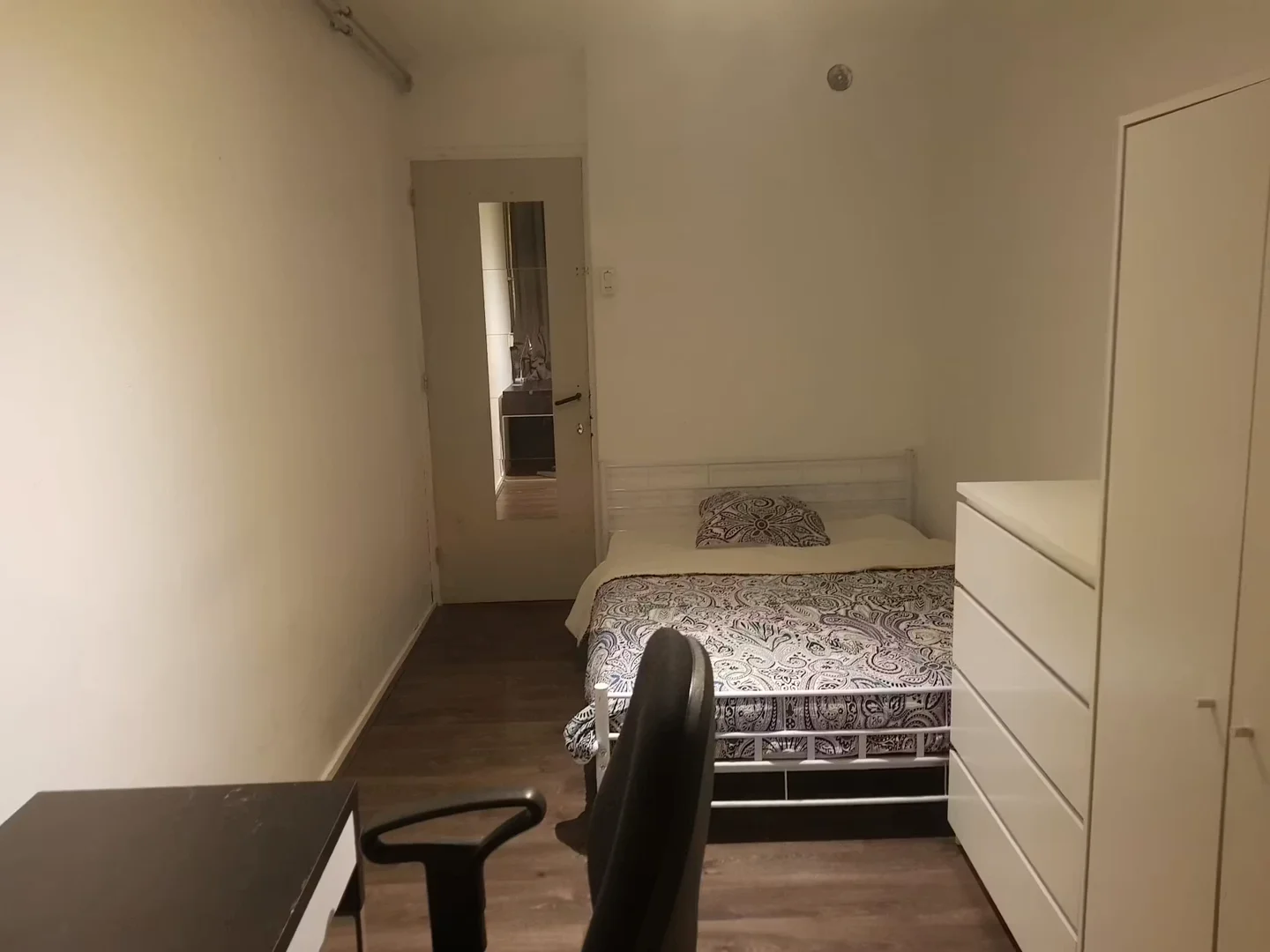 Habitación acogedora para estudiantes disponible en 