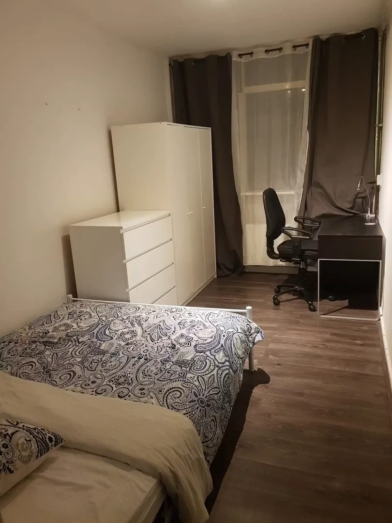 Habitación estudiantil luminosa y aireada con fácil acceso a la universidad en 