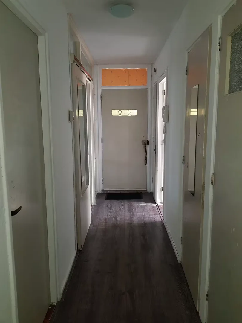 Habitación estudiantil luminosa y aireada con fácil acceso a la universidad en 