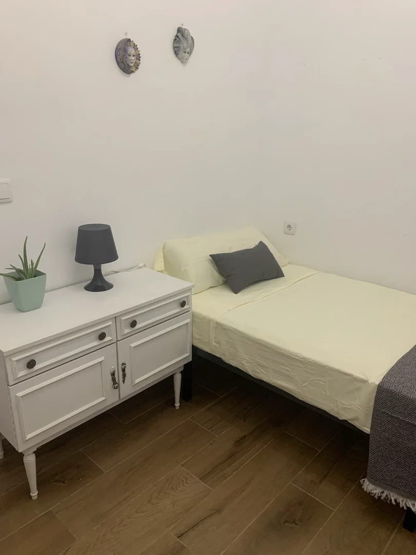 Helles und luftiges Studentenzimmer mit einfachem Zugang zur Universität in