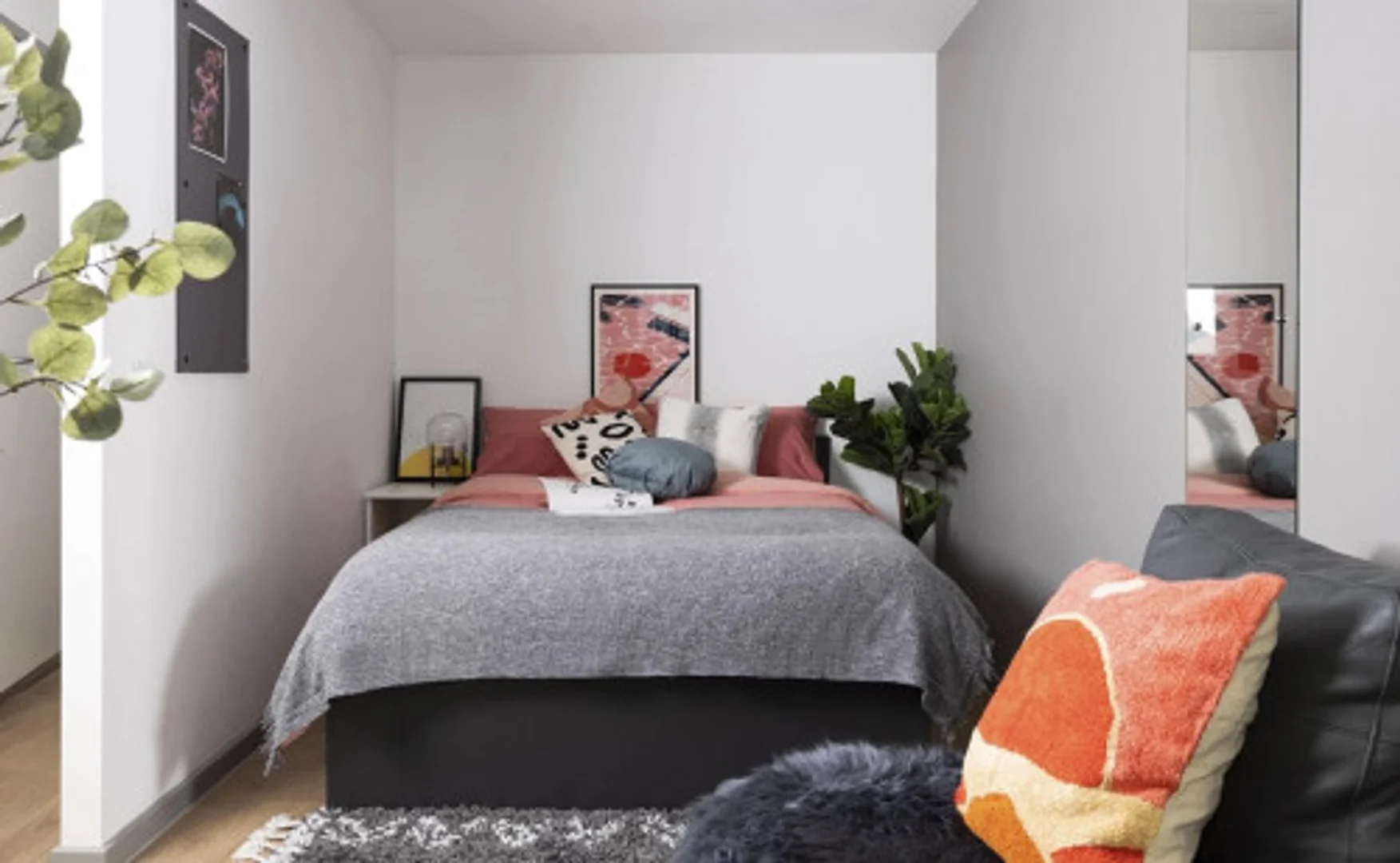 Habitación estudiantil luminosa y aireada con fácil acceso a la universidad en 