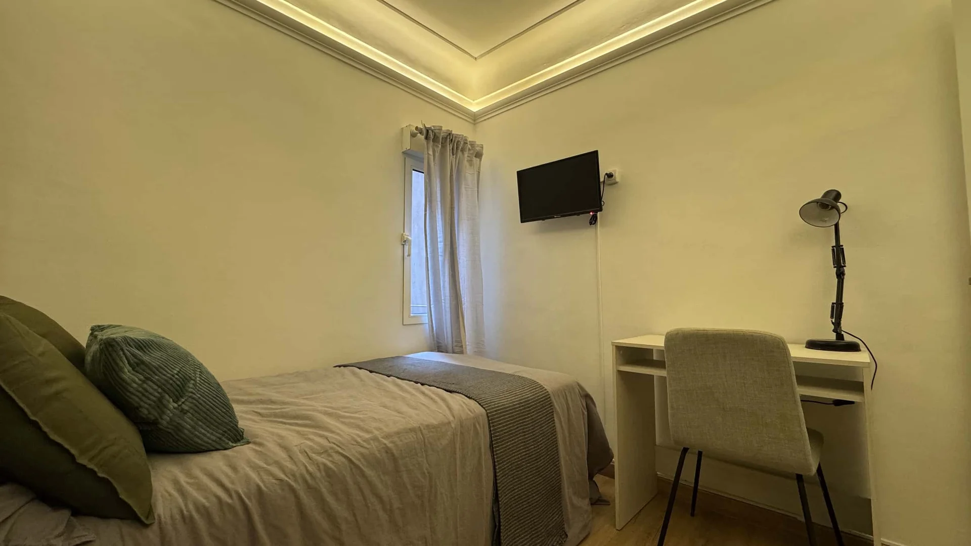 Chambre d'étudiant à  avec espace d'étude et installations communes