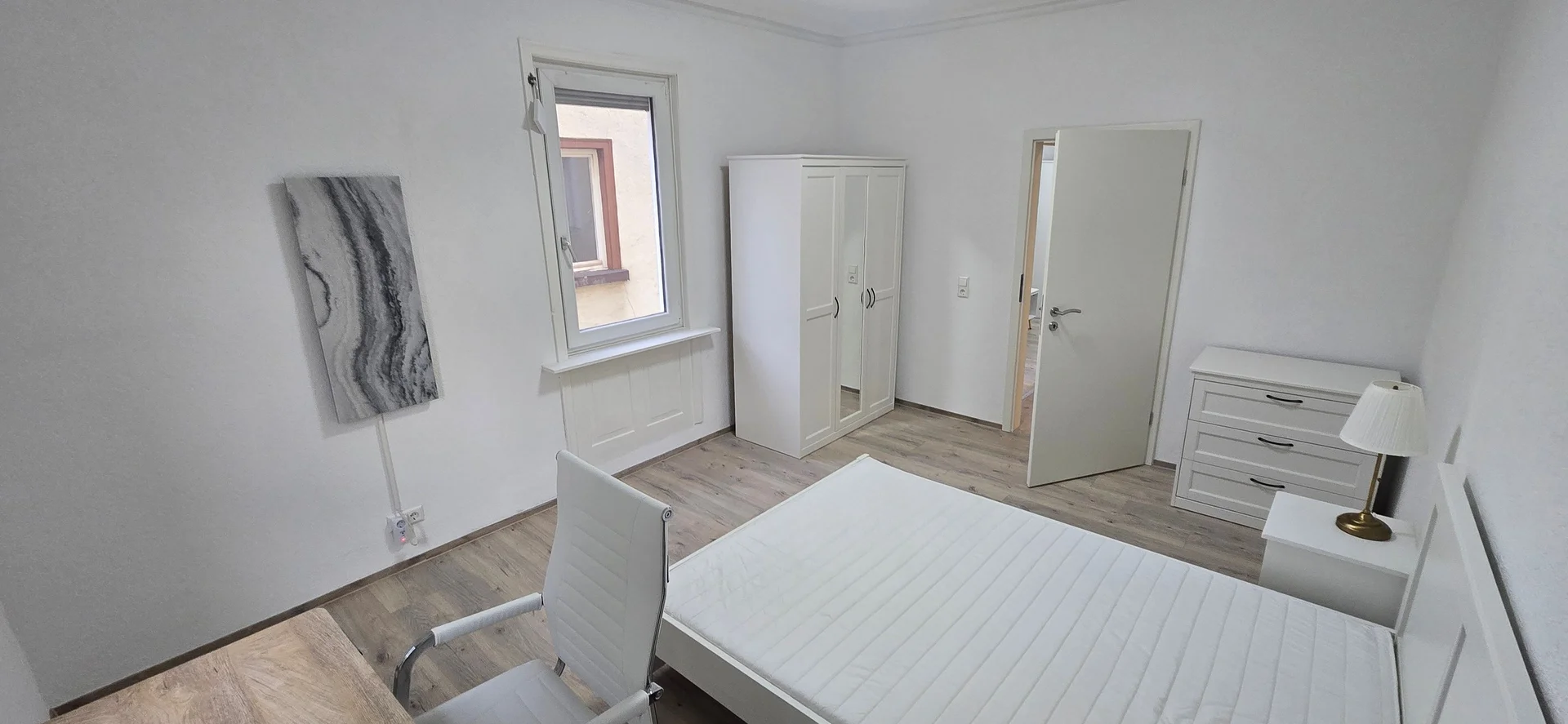 Chambre abordable pour les étudiants avec un bon éclairage dans 
