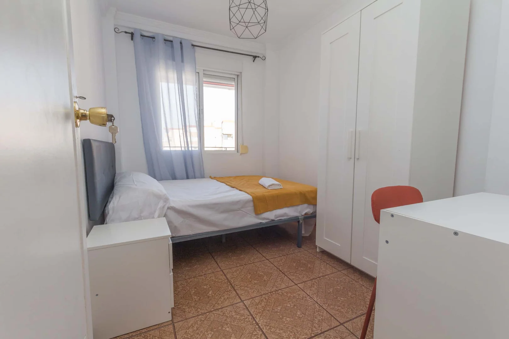 Studentenzimmer in  mit Arbeitsbereich und Gemeinschaftseinrichtungen