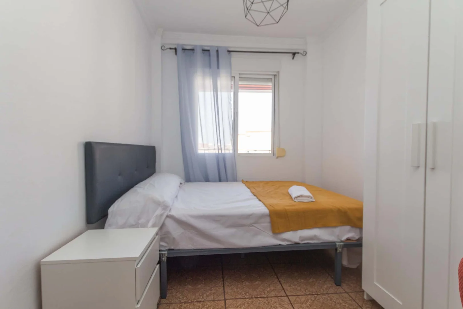 Studentenzimmer in  mit Arbeitsbereich und Gemeinschaftseinrichtungen
