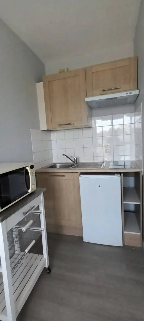 Quarto acessível para estudantes com iluminação ampla em 