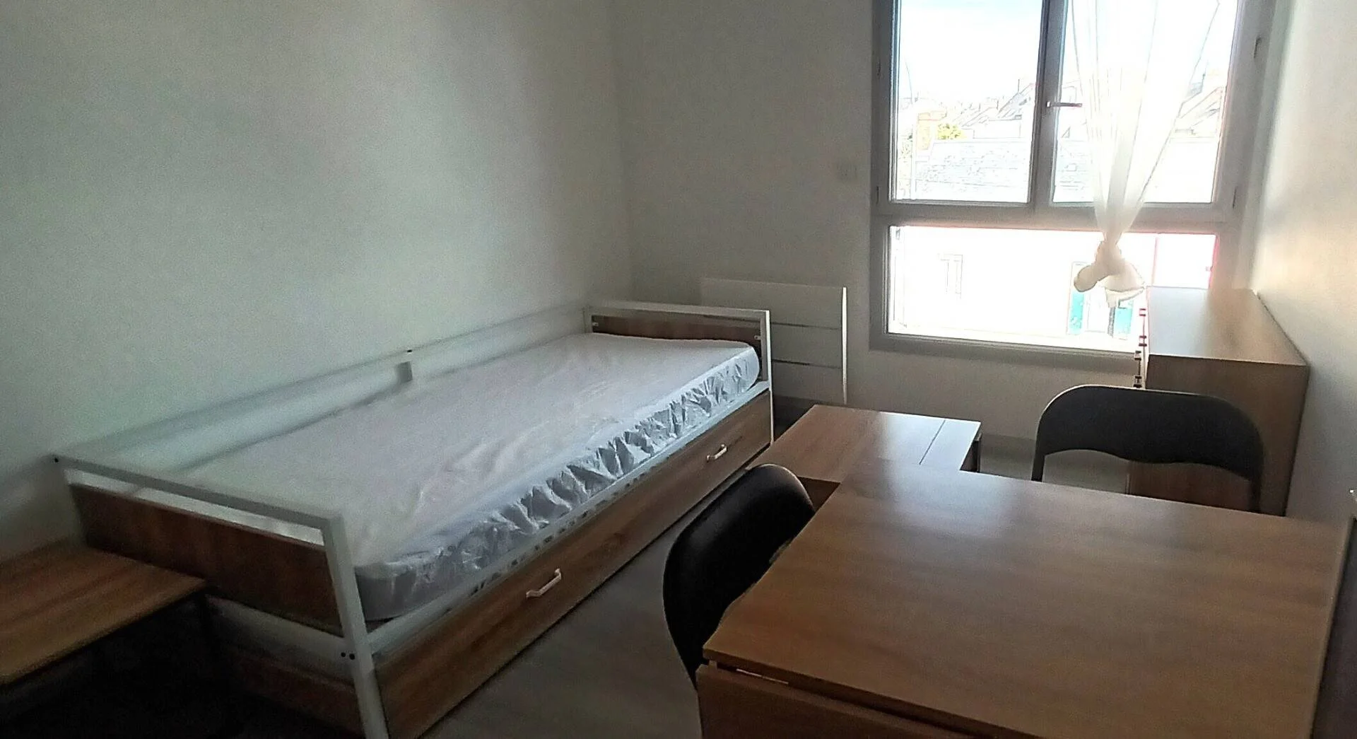 Quarto de estudante luminoso e arejado com acesso fácil à universidade em 