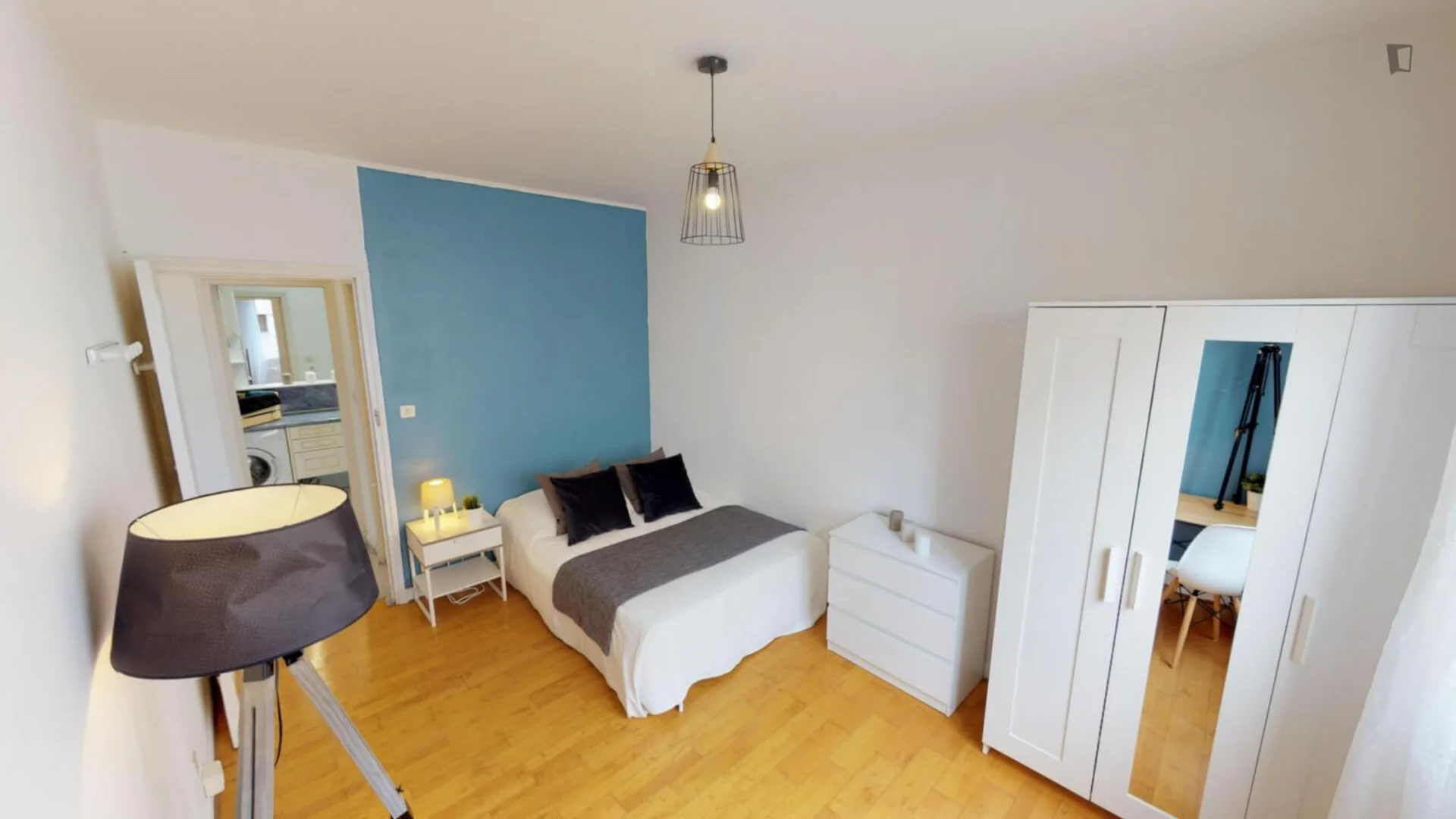 Chambre confortable pour étudiants disponible dans 