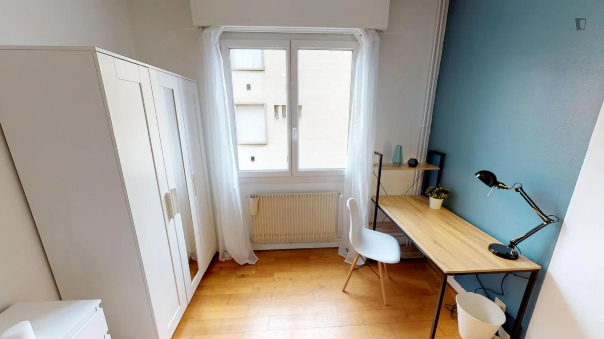 Chambre d'étudiant lumineuse et aérée avec accès facile à l'université dans 
