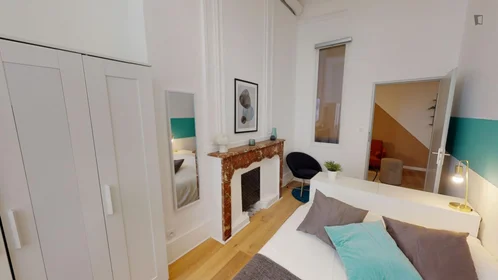 Zimmer mit Doppelbett zu vermieten {area}