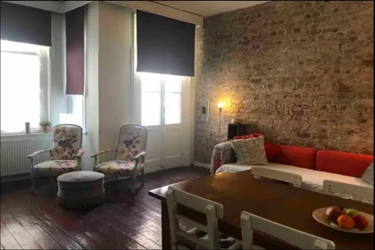 Apartamento inteiro em Sururi Mehmet Efendi Mahallesi,  Aynali Cesme Caddesi, Emin Cami Sokak, Deniz Apt, No:29, Beyoglu, imagem 1 de 10