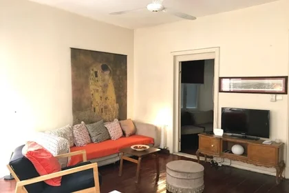 Dairenin tamamı konumu Sururi Mehmet Efendi Mahallesi,  Aynali Cesme Caddesi, Emin Cami Sokak, Deniz Apt, No:29, Beyoglu, 2 30 görüntüsü