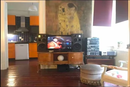 Dairenin tamamı konumu Sururi Mehmet Efendi Mahallesi,  Aynali Cesme Caddesi, Emin Cami Sokak, Deniz Apt, No:29, Beyoglu, 11 30 görüntüsü