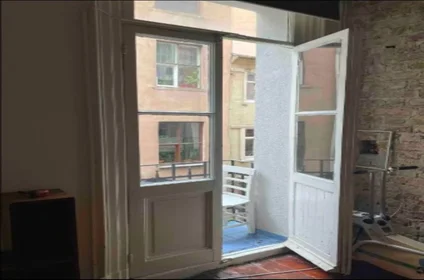 Dairenin tamamı konumu Sururi Mehmet Efendi Mahallesi,  Aynali Cesme Caddesi, Emin Cami Sokak, Deniz Apt, No:29, Beyoglu, 16 30 görüntüsü