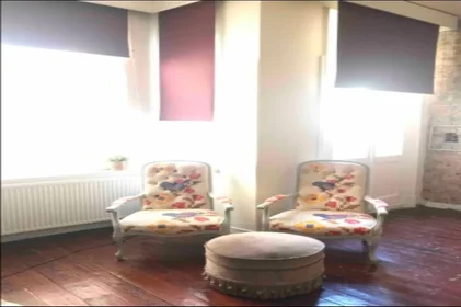 Dairenin tamamı konumu Sururi Mehmet Efendi Mahallesi,  Aynali Cesme Caddesi, Emin Cami Sokak, Deniz Apt, No:29, Beyoglu, 17 30 görüntüsü