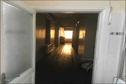 Dairenin tamamı konumu Sururi Mehmet Efendi Mahallesi,  Aynali Cesme Caddesi, Emin Cami Sokak, Deniz Apt, No:29, Beyoglu, 18 30 görüntüsü