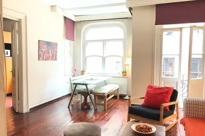 Dairenin tamamı konumu Sururi Mehmet Efendi Mahallesi,  Aynali Cesme Caddesi, Emin Cami Sokak, Deniz Apt, No:29, Beyoglu, 4 30 görüntüsü