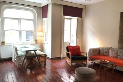 Dairenin tamamı konumu Sururi Mehmet Efendi Mahallesi,  Aynali Cesme Caddesi, Emin Cami Sokak, Deniz Apt, No:29, Beyoglu, 6 30 görüntüsü