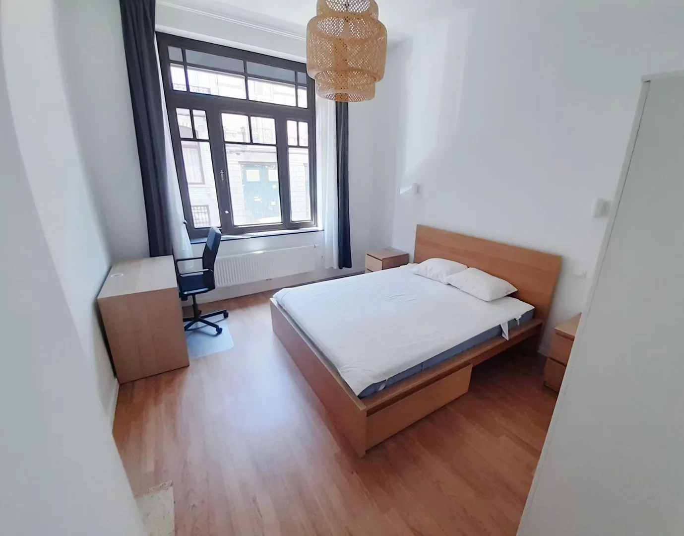 Quarto acessível para estudantes com iluminação ampla em 