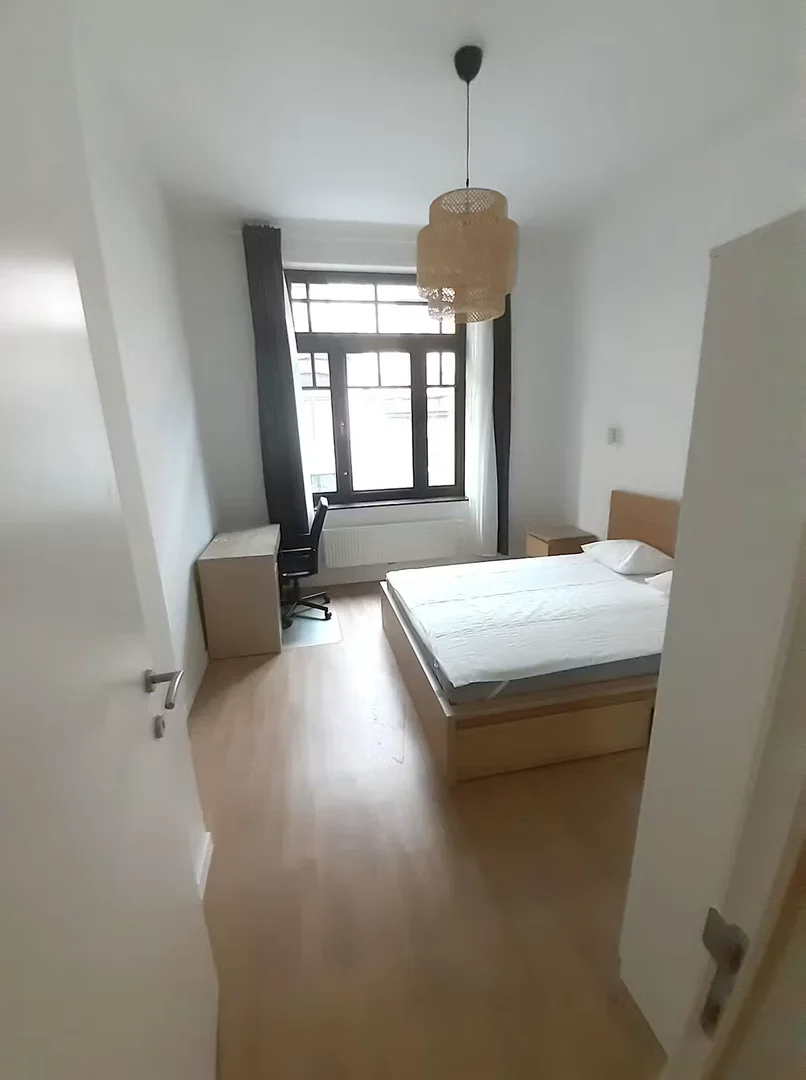 Quarto de estudante confortável e espaçoso em 