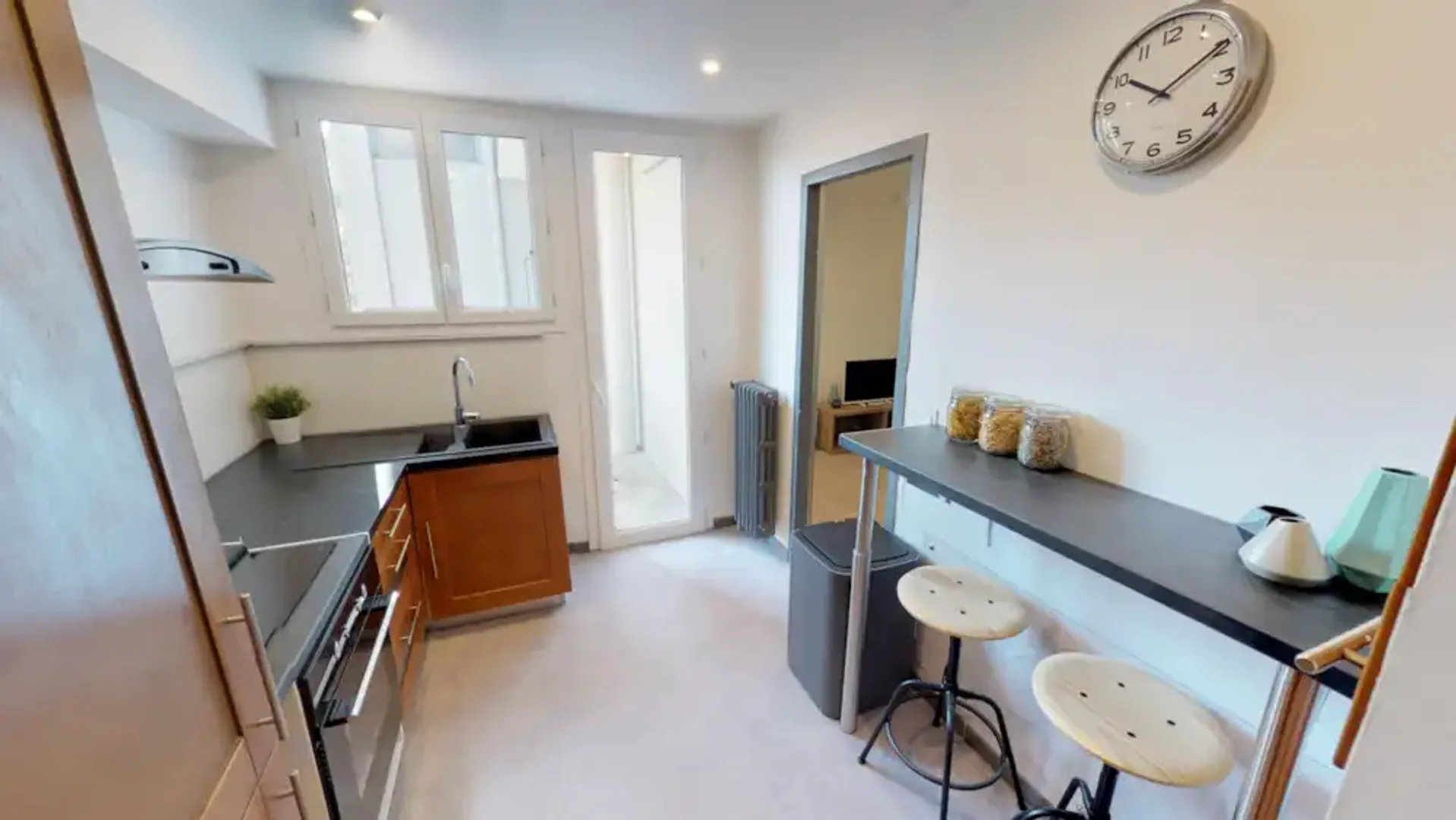 Habitación estudiantil funcional perfecta para estudiar en 