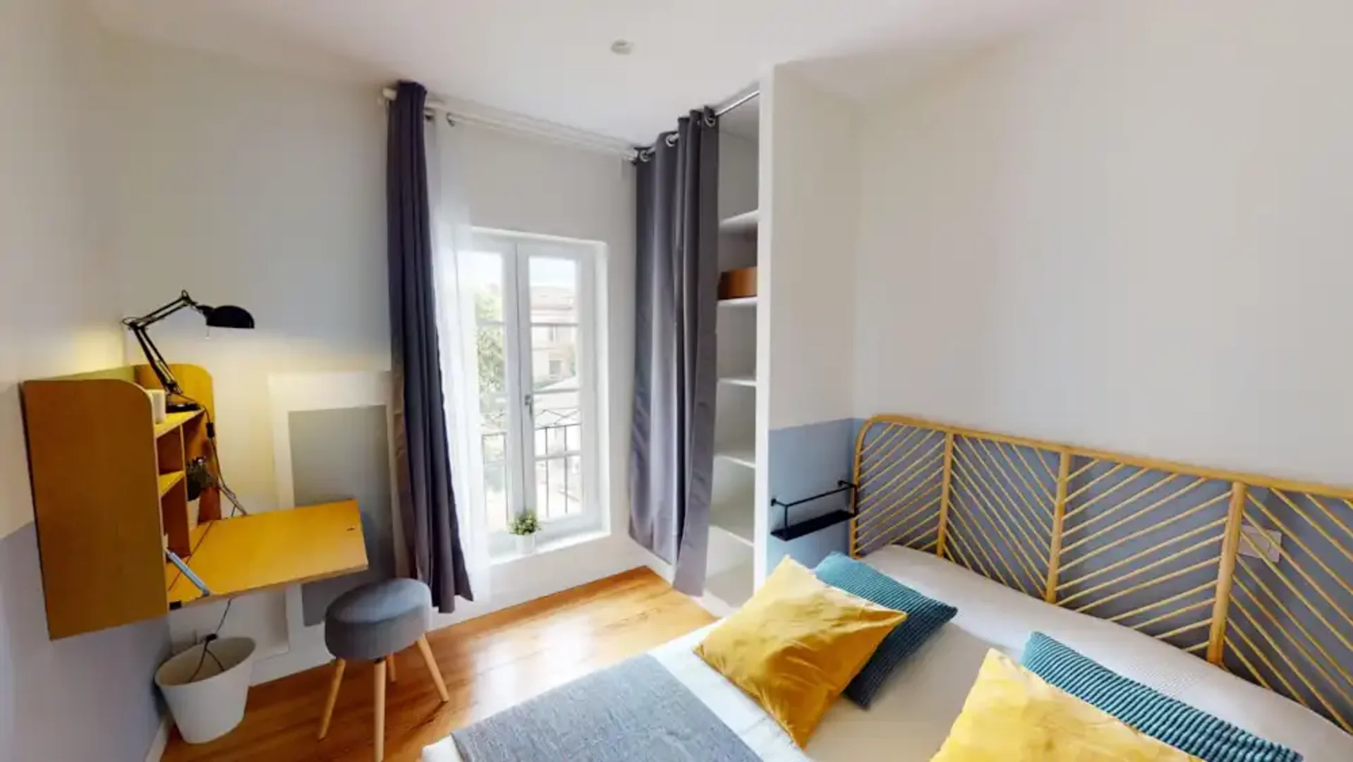 Chambre abordable pour les étudiants avec un bon éclairage dans 