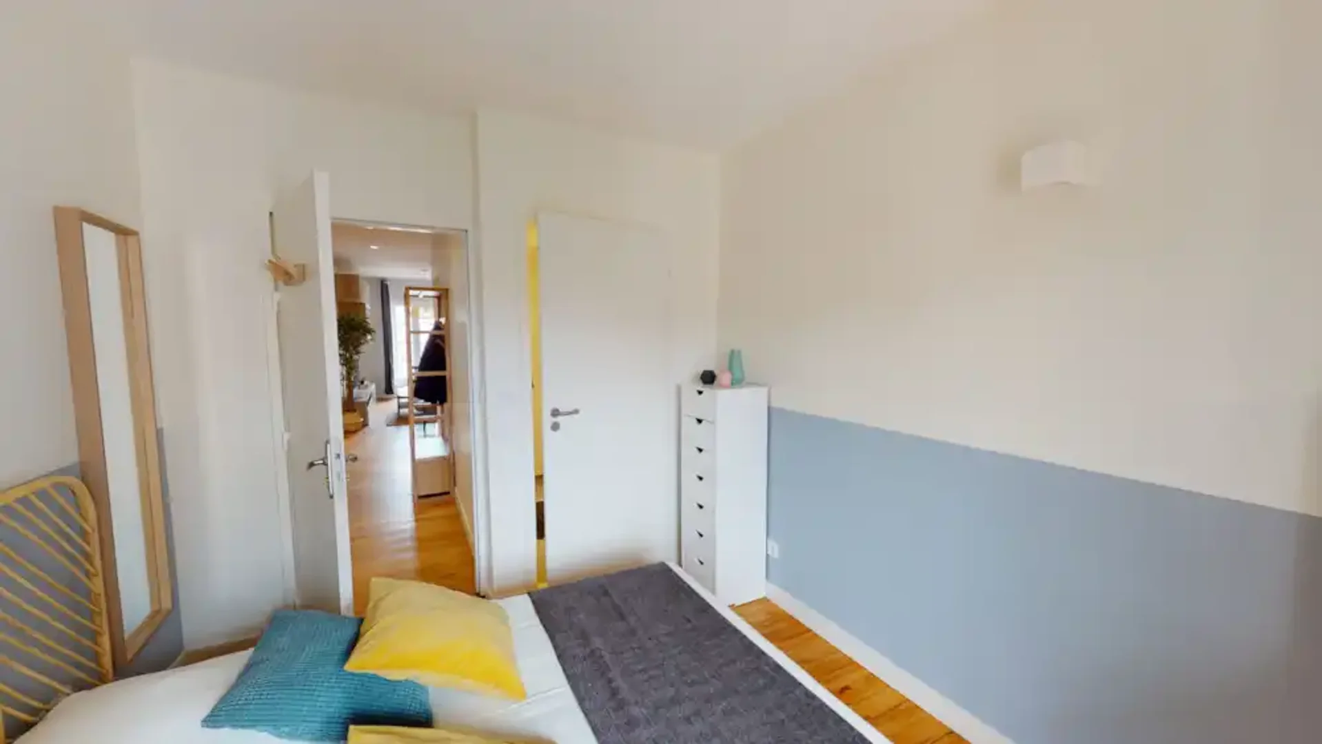 Chambre d'étudiant lumineuse et aérée avec accès facile à l'université dans 