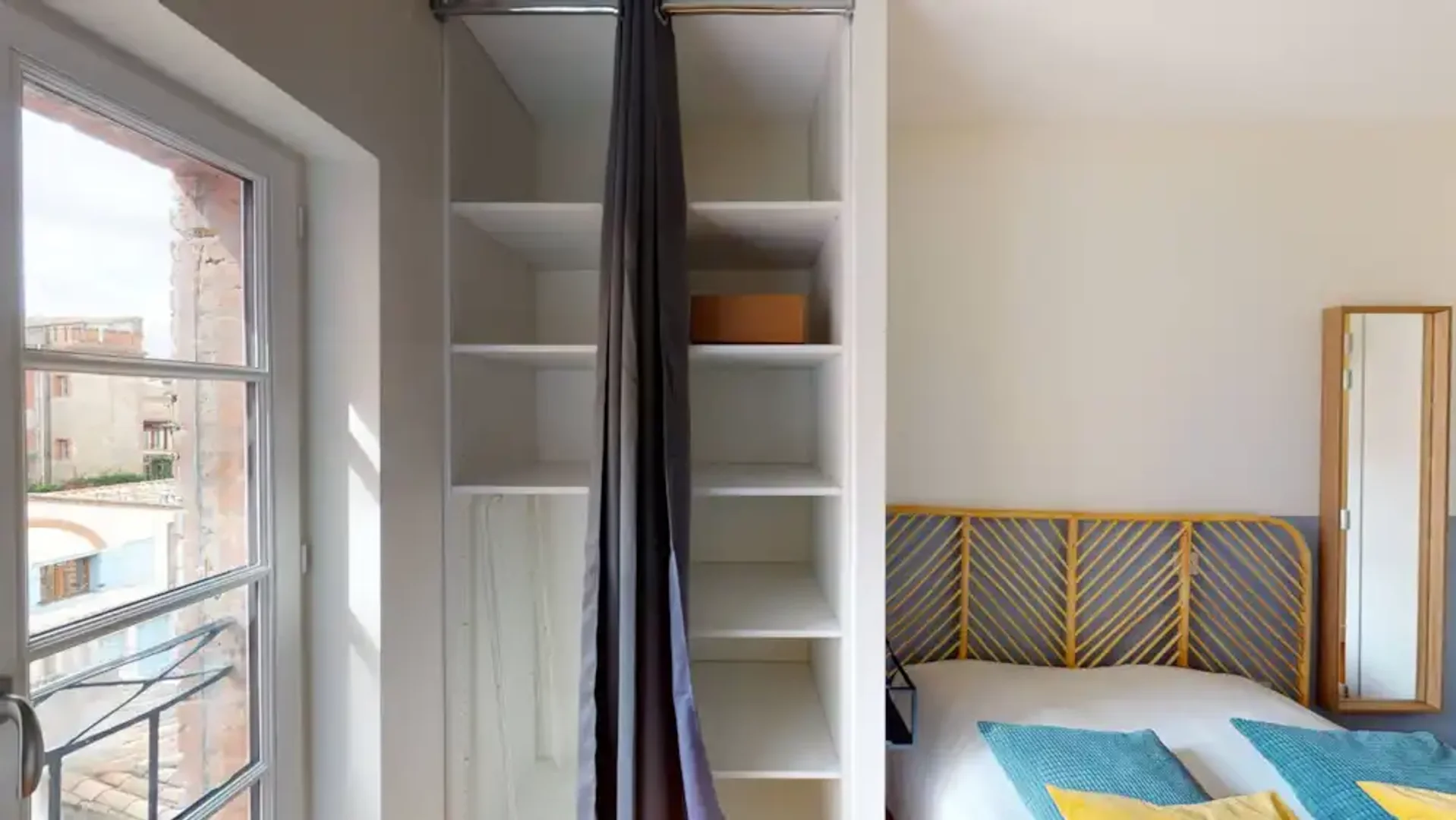 Chambre confortable pour étudiants disponible dans 