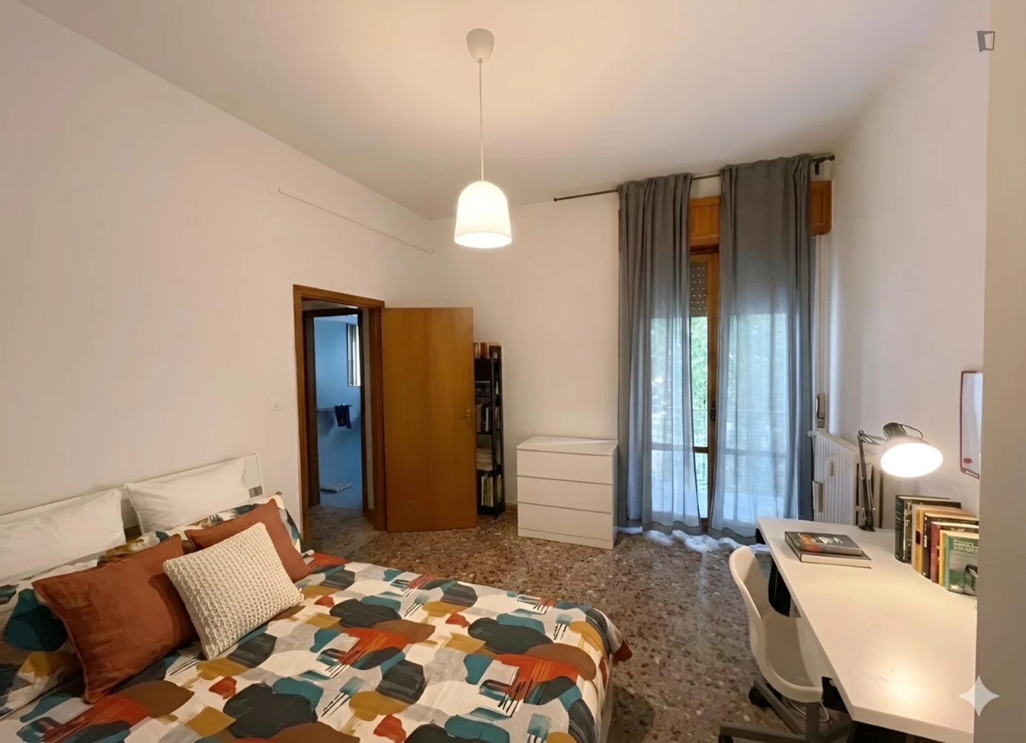 Room for rent in student apartment in , fully furnished