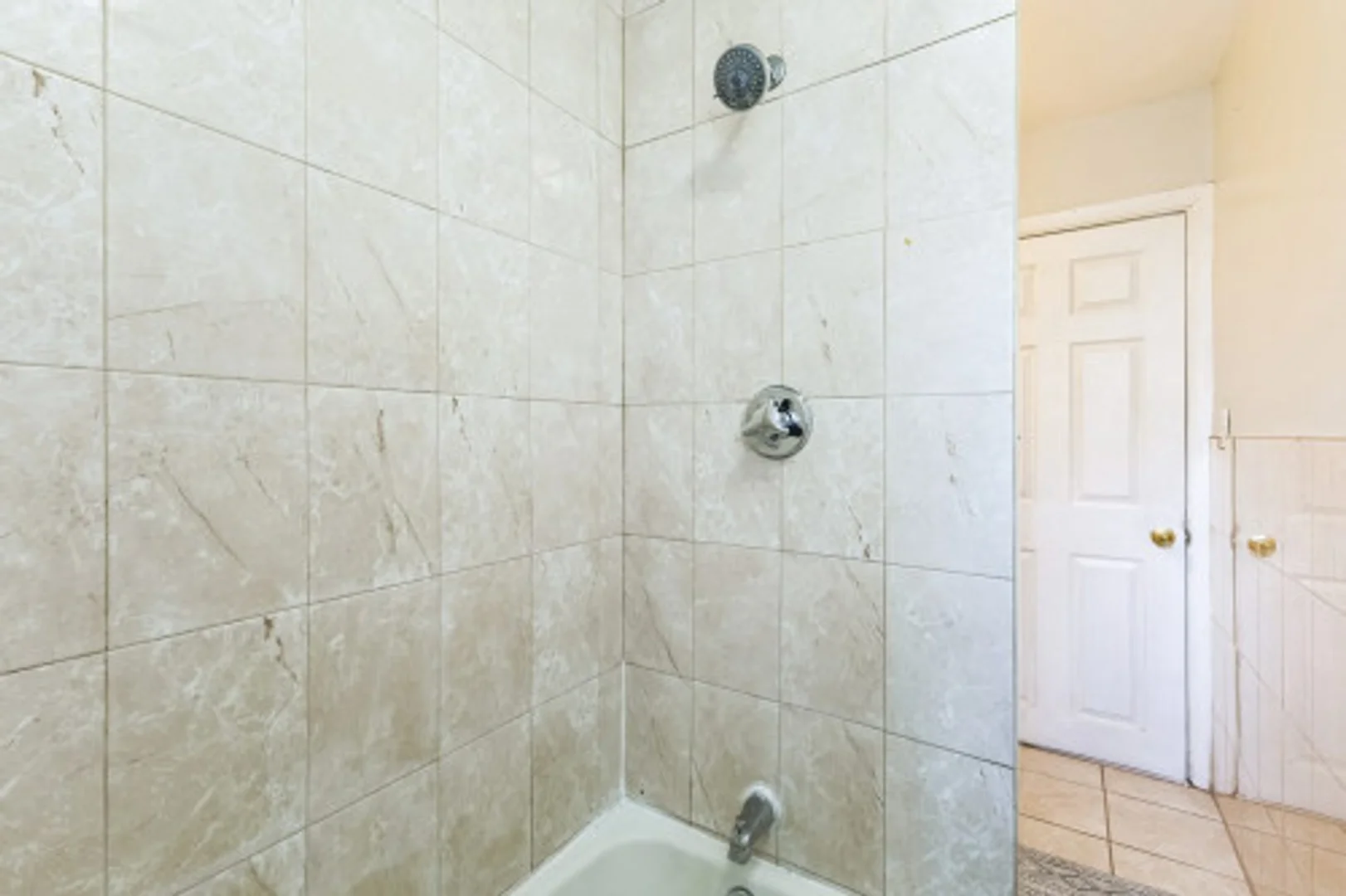 Quarto para alugar em apartamento de estudantes em , totalmente mobilado