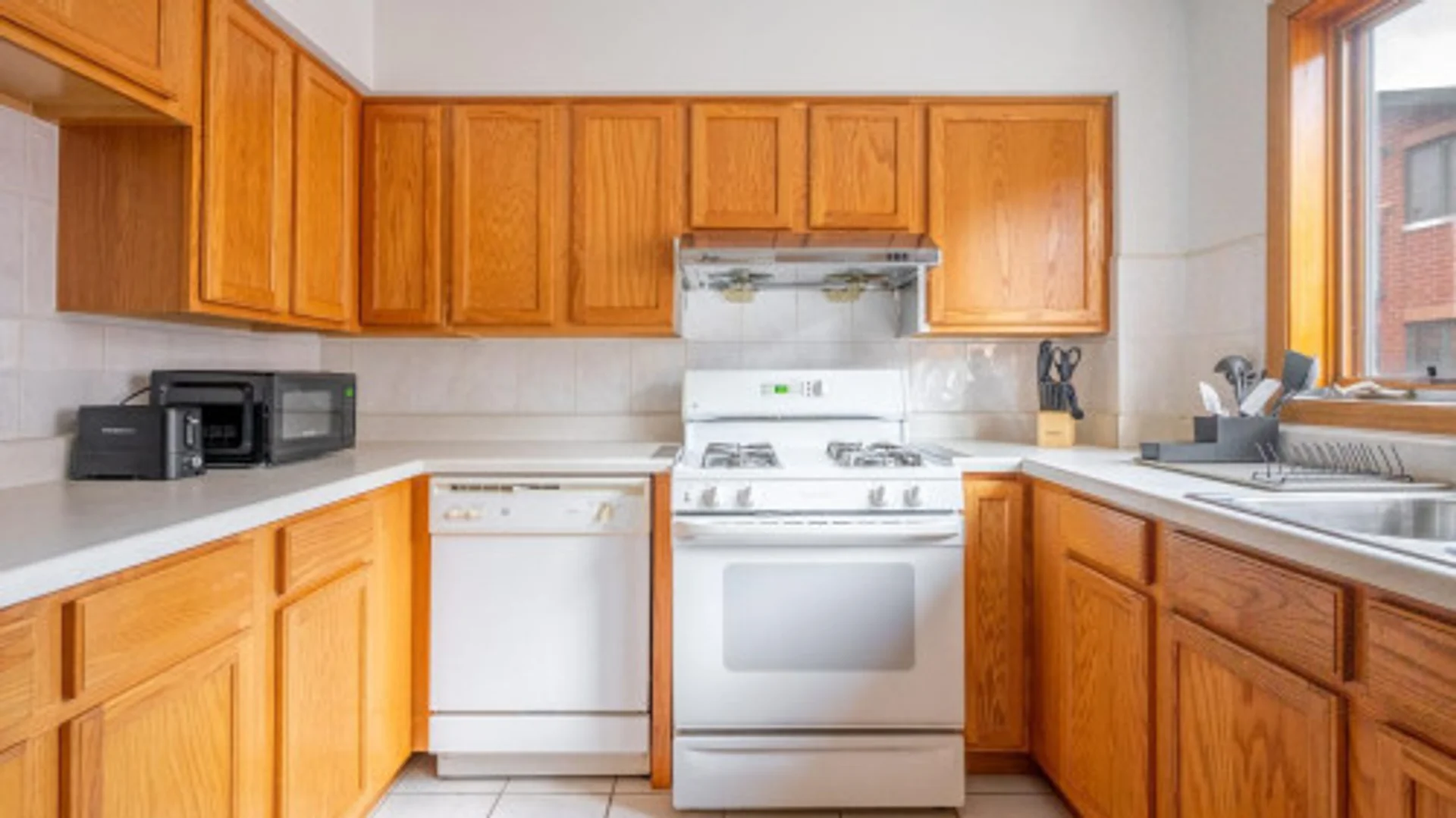 Habitación estudiantil luminosa y aireada con fácil acceso a la universidad en 
