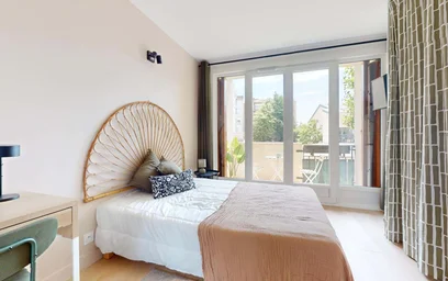Bright private room in {area}