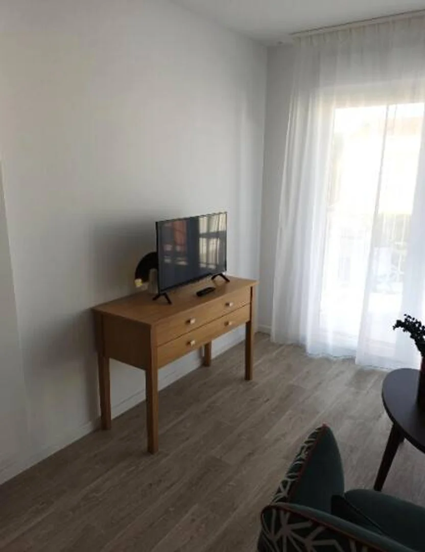 Habitación estudiantil económica cerca del campus en 