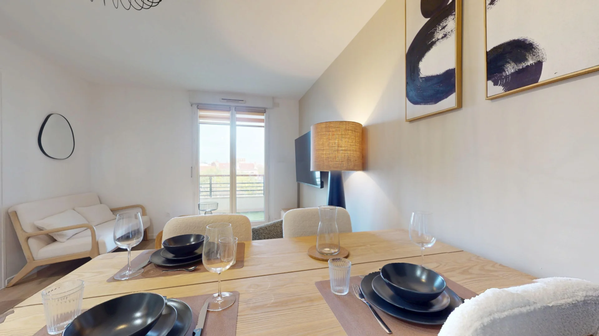 Habitación estudiantil luminosa y aireada con fácil acceso a la universidad en 