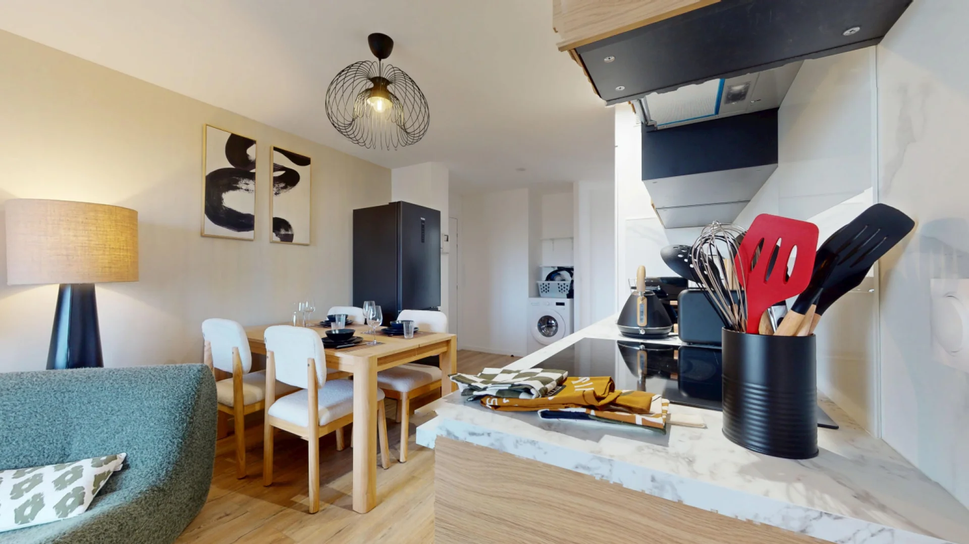 Habitación estudiantil luminosa y aireada con fácil acceso a la universidad en 