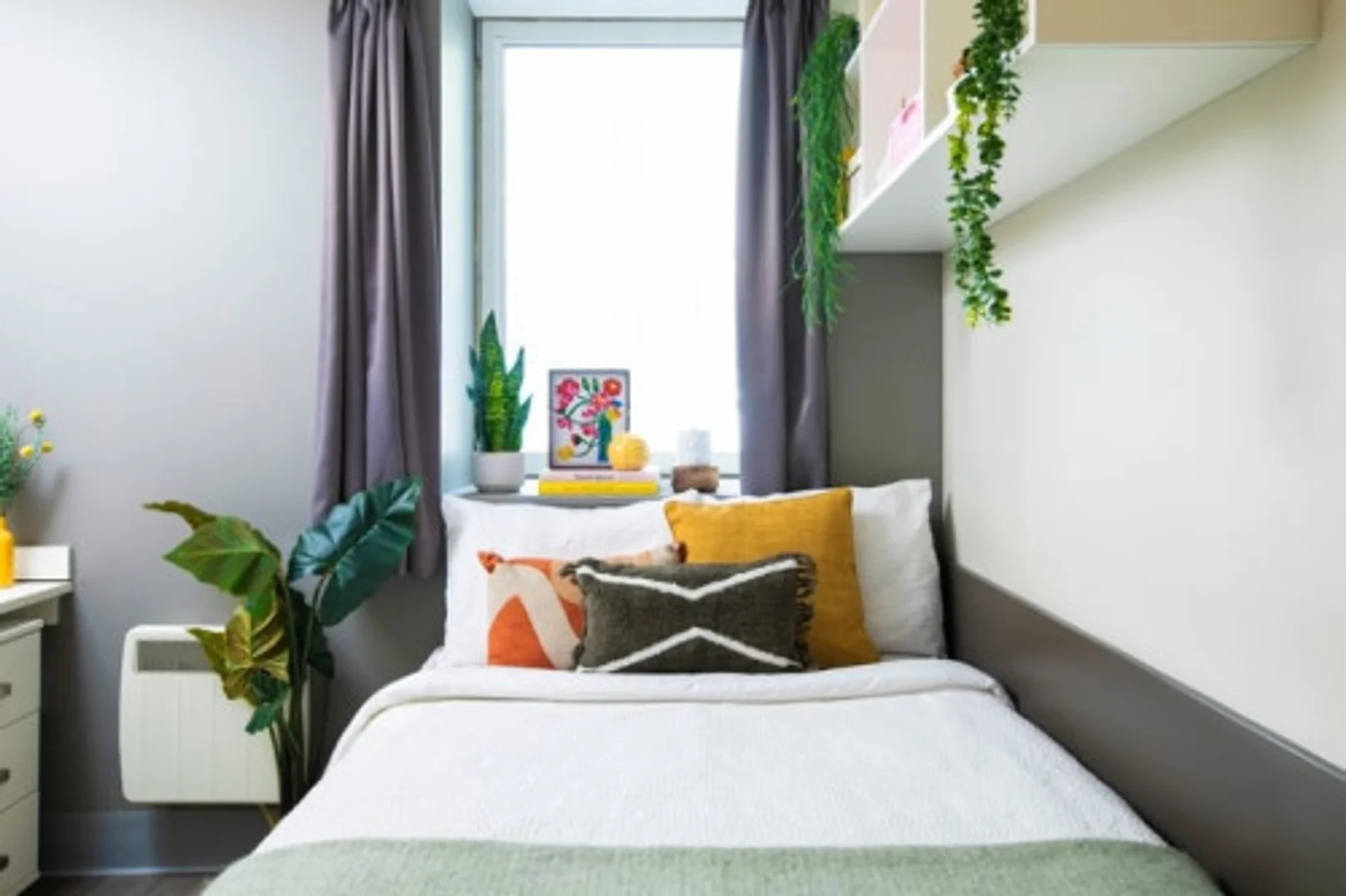 Habitación estudiantil funcional perfecta para estudiar en 