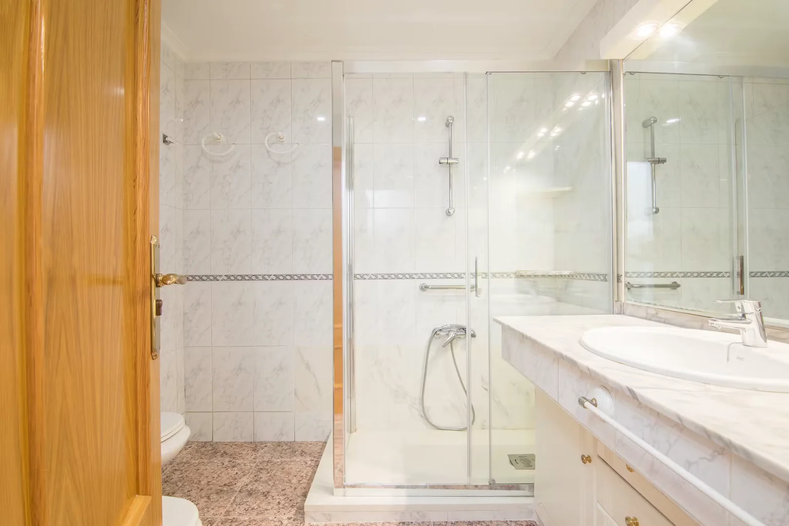 Student-friendly room in with modern amenities