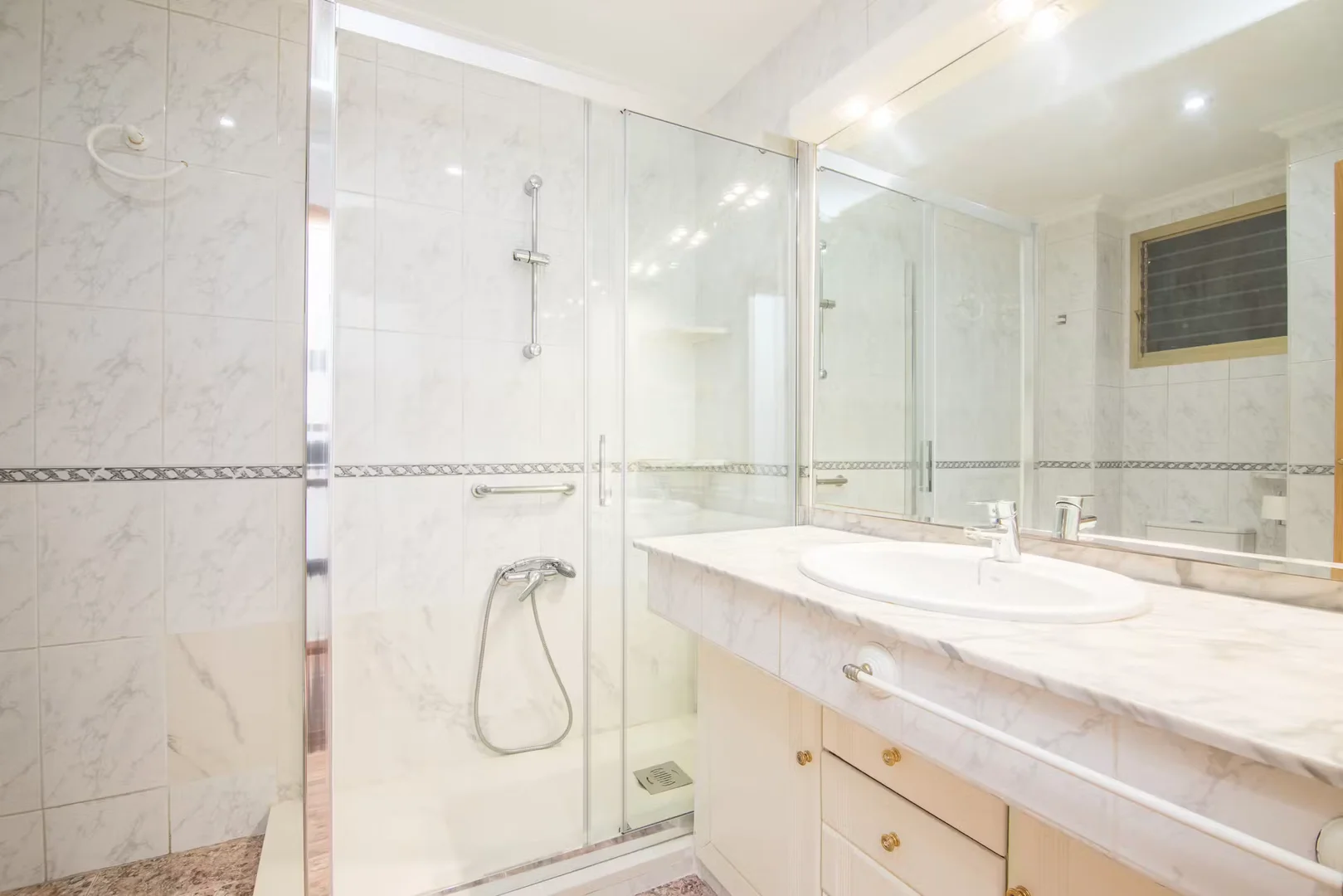 Room for rent in student apartment in , fully furnished