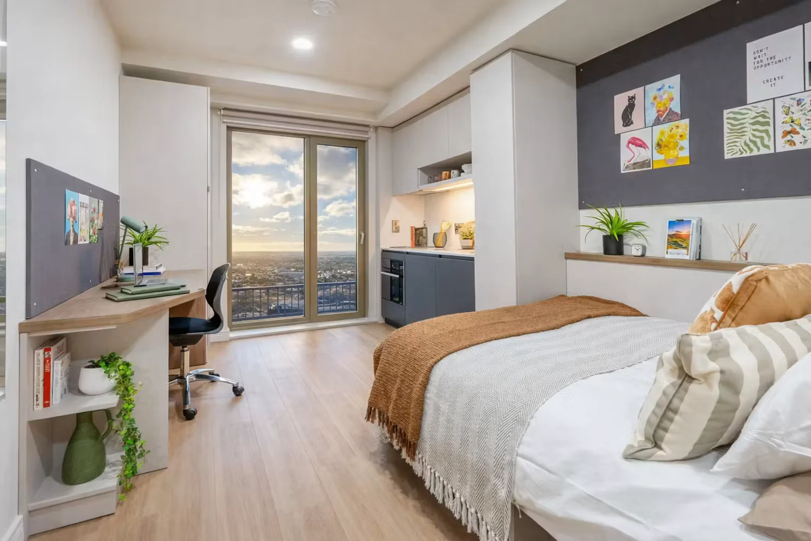 Chambre d'étudiant à  avec espace d'étude et installations communes