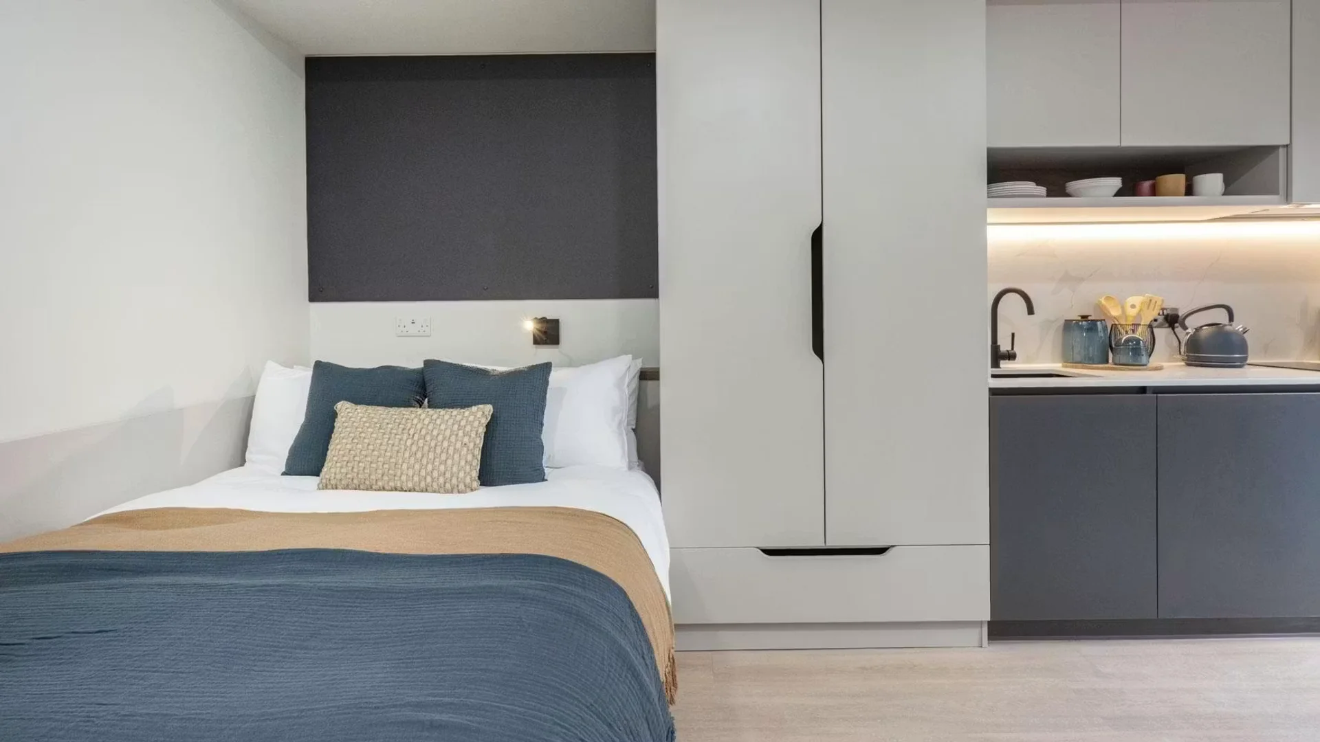 Chambre d'étudiant à  avec espace d'étude et installations communes