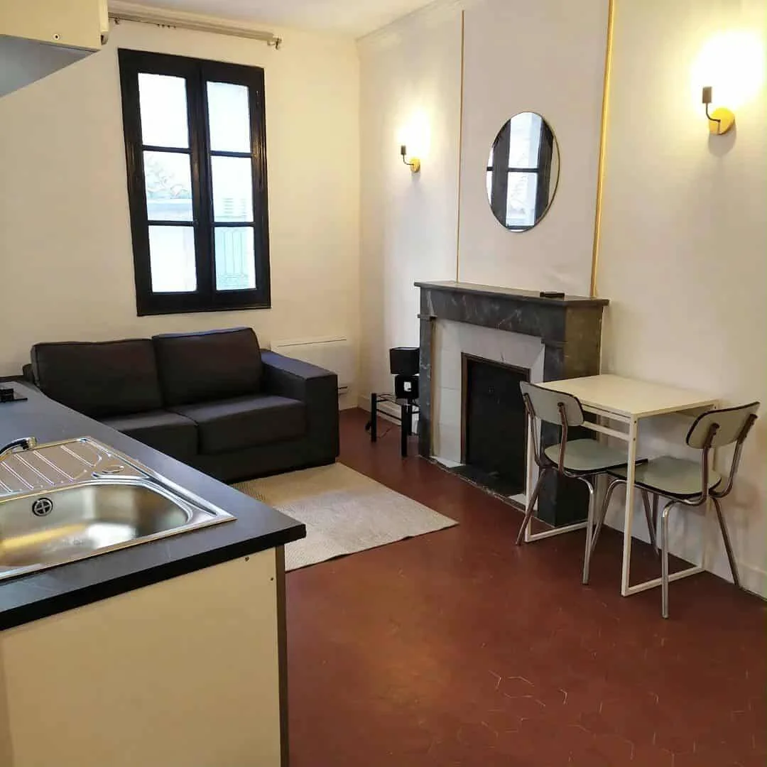 Chambre confortable pour étudiants disponible dans 
