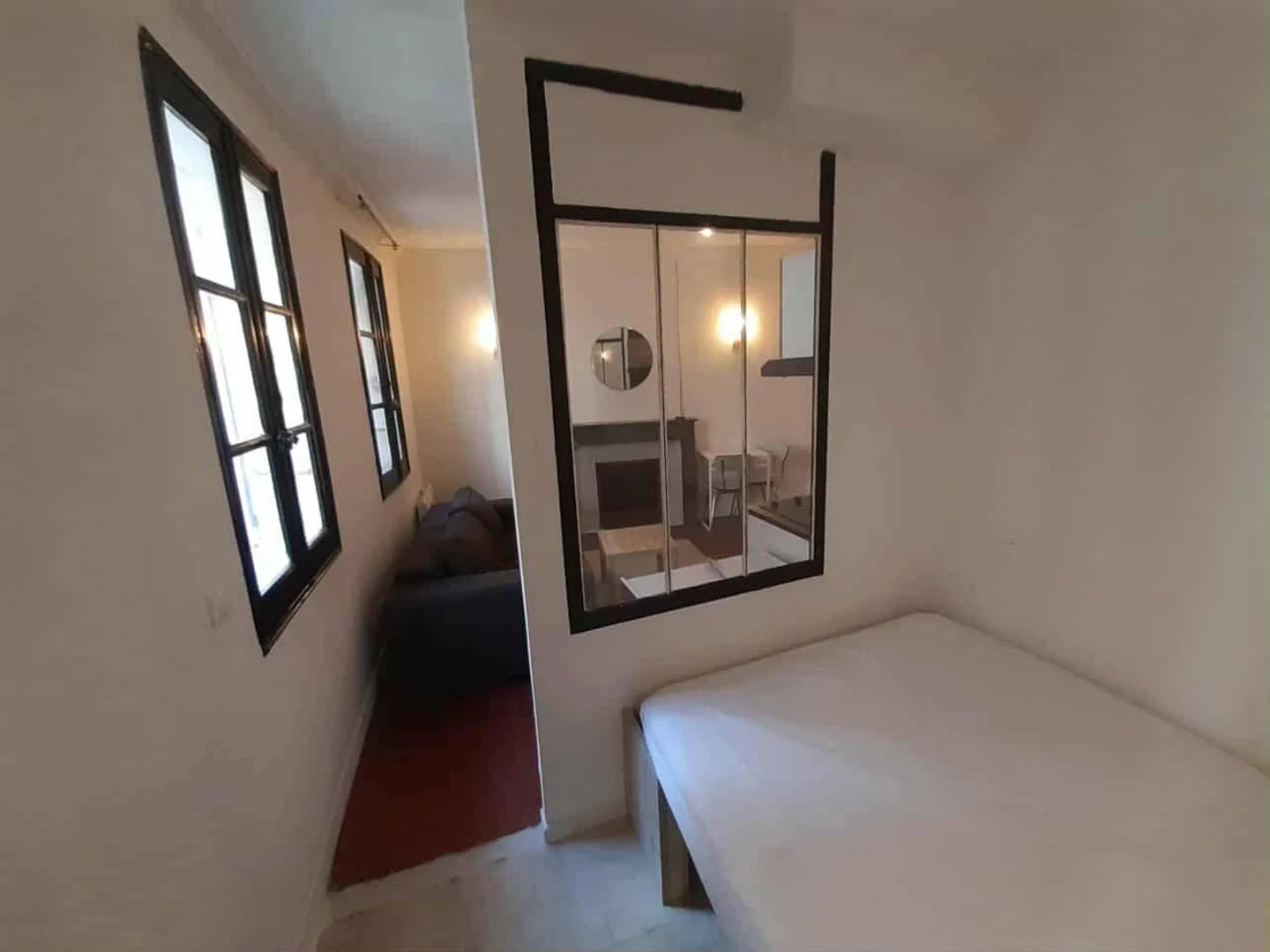 Chambre d'étudiant à  avec espace d'étude et installations communes
