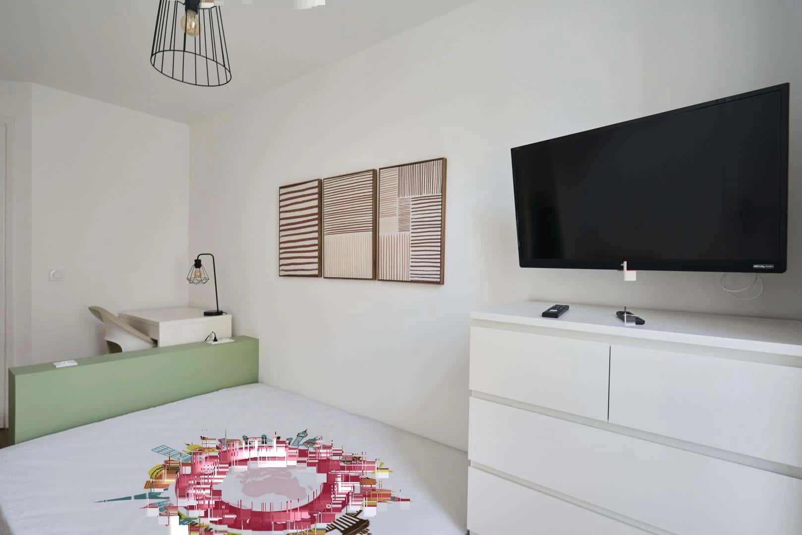 Chambre d'étudiant à  avec espace d'étude et installations communes