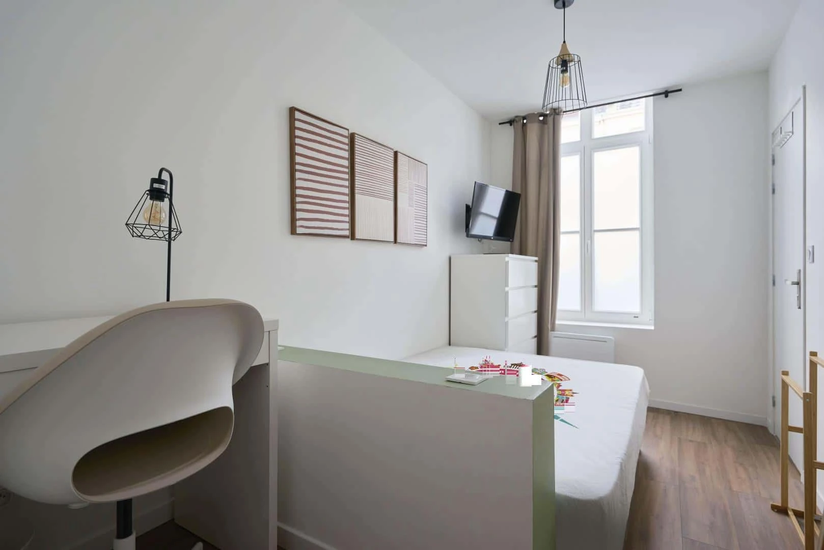 Chambre d'étudiant à  avec espace d'étude et installations communes
