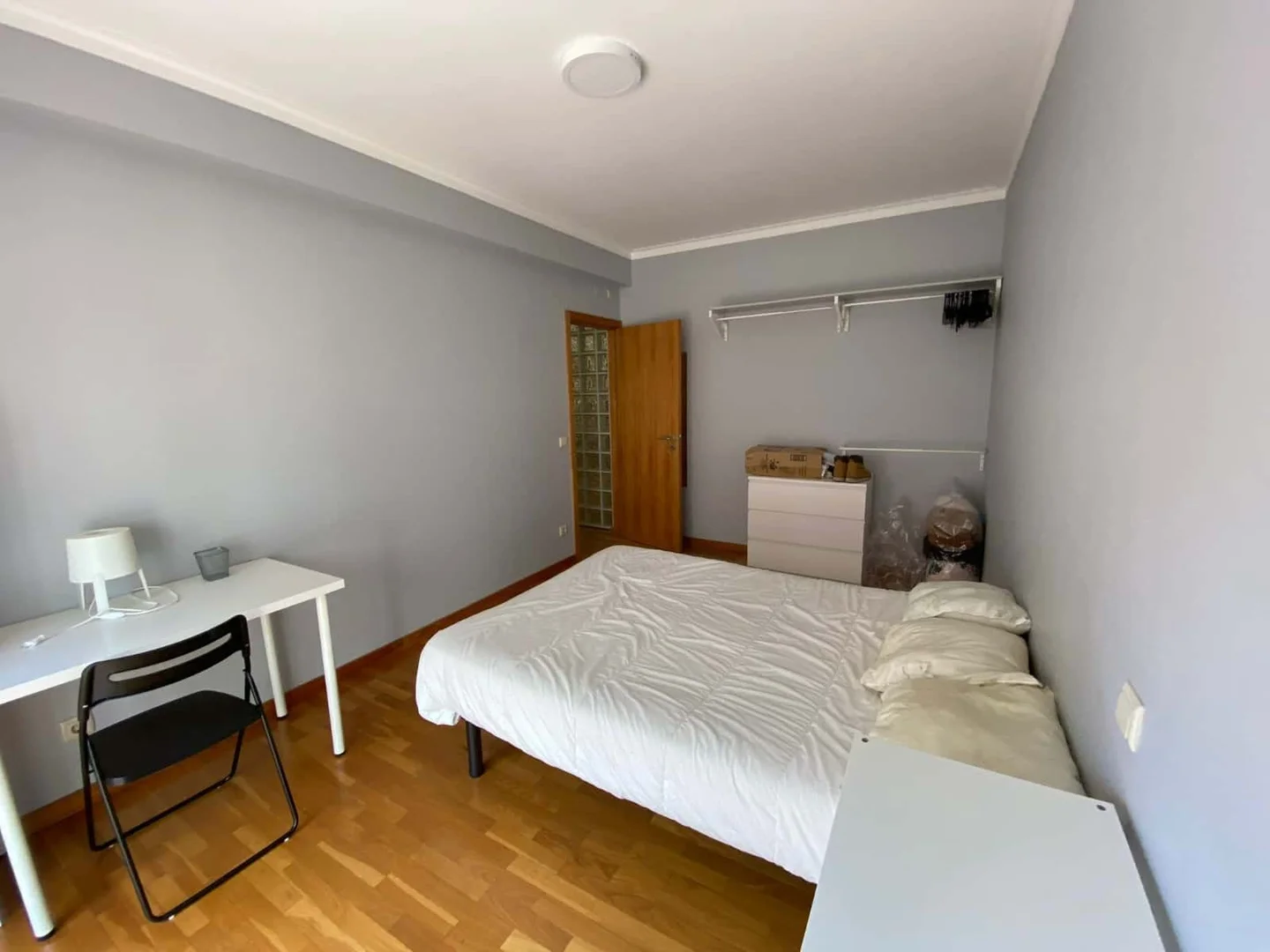 Chambre d'étudiant à  avec espace d'étude et installations communes