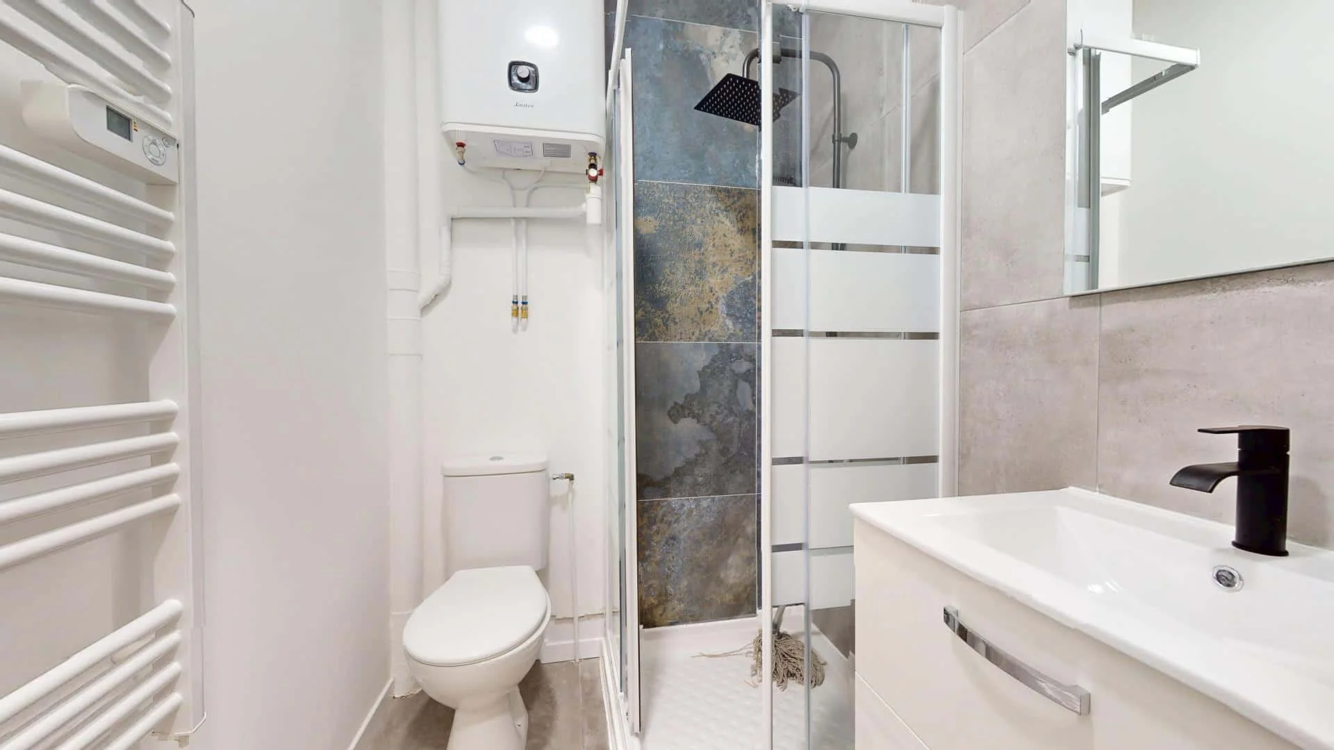 Comfortable and spacious student room in