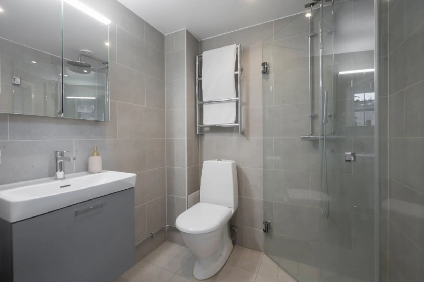 Chambre confortable pour étudiants disponible dans 