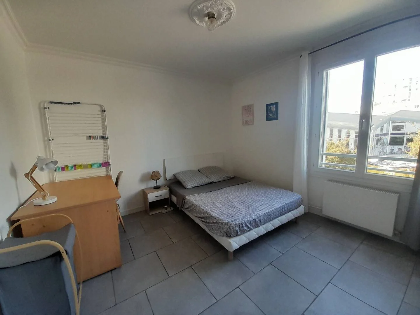 Chambre conviviale pour les étudiants dans  avec des équipements modernes